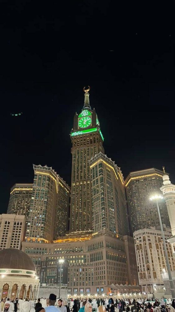 برج الساعة في مكة ليلًا